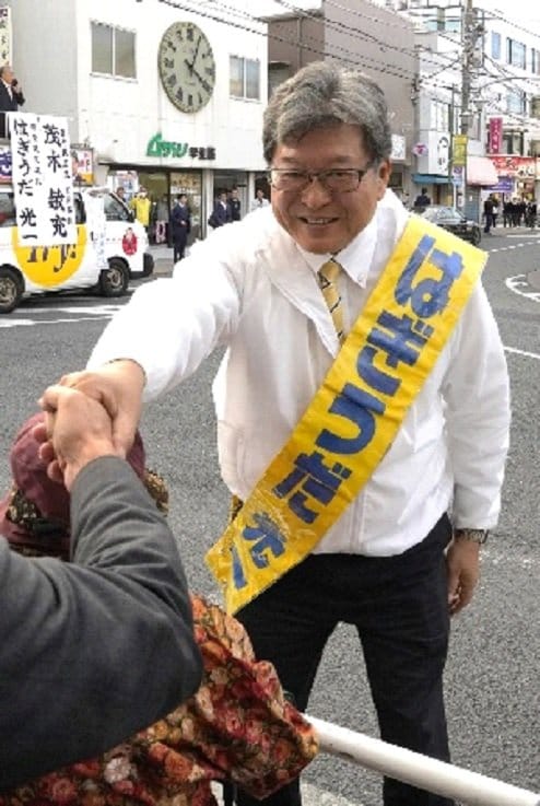 衆院選で有権者と握手する萩生田光一氏（撮影／集英社オンライン編集部）