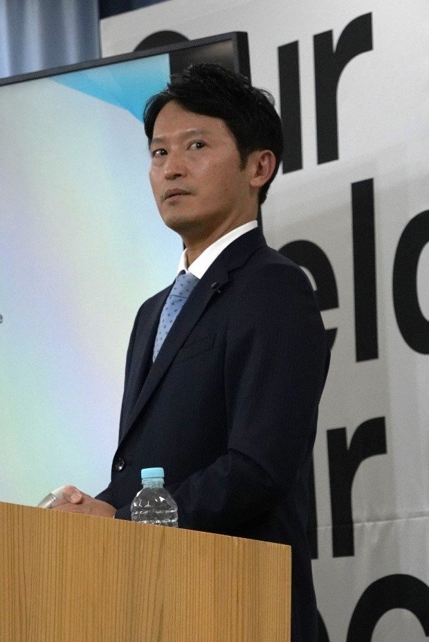 昨年12月26日、兵庫県庁で記者会見する斎藤元彦知事　撮影／集英社オンライン