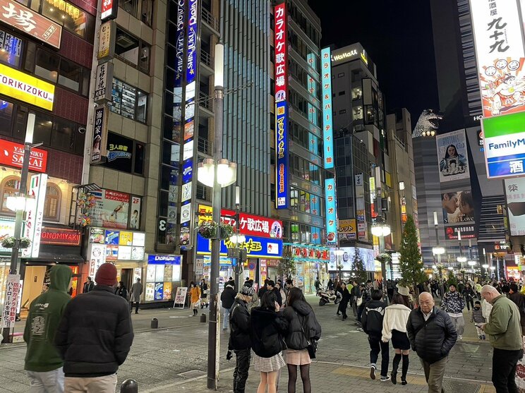 〈新宿・居酒屋ぼったくり客引き摘発〉チェーン店かと思ったら卵焼きもお通しも「高っ！」…月収約50万円、ポルシェに乗る客引きも…犯罪意識はありながらも「上に奨学金を払ってもらってるから辞められない」_11