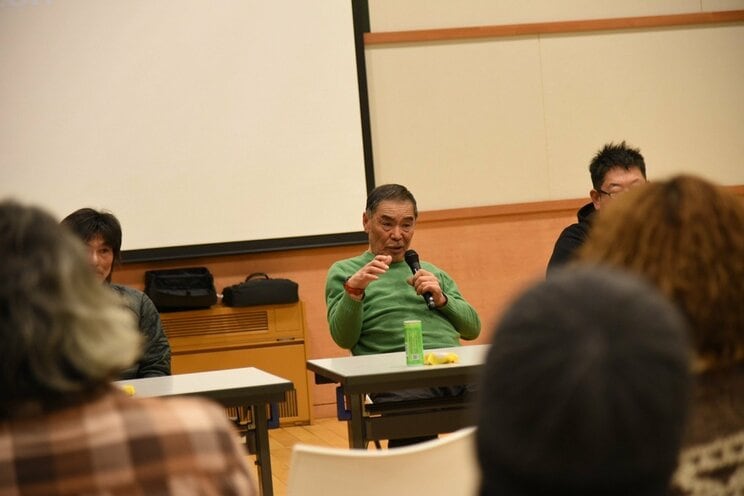 スキー場関係者が雪崩についてのミーティングを行う雪崩会議で発言するニセコ雪崩調査所所長の新谷暁生氏。「広域な気象情報ではなく、自分が滑走する場所のピンポイントの情報が重要」と語る。新谷氏は毎朝ニセコ雪崩情報を発信（https://niseko.nadare.info/）（写真提供：北海道ニセコ町役場）