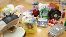 手書きのカレーレシピ、おにぎりの具の指輪、他人の証明写真…500万個以上売れている最新“ガチャガチャ”15選