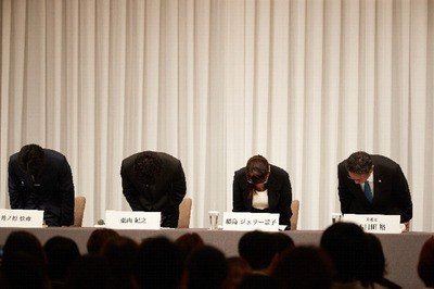 〈ジャニーズ事務所歴史的“異例”会見〉ファンへの謝罪でジュリー氏が手を震わせ、落涙。「母・メリーはジャニーのことを守りすぎた」東山新社長も「守るべきは子どもだったが、物申す勇気がなかった」_1