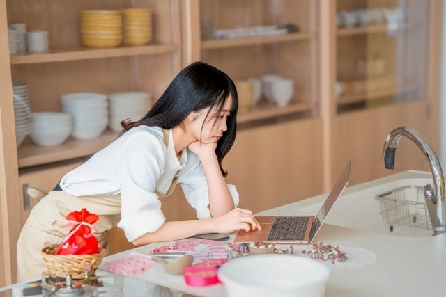 チョコレート作りに疲弊する女性