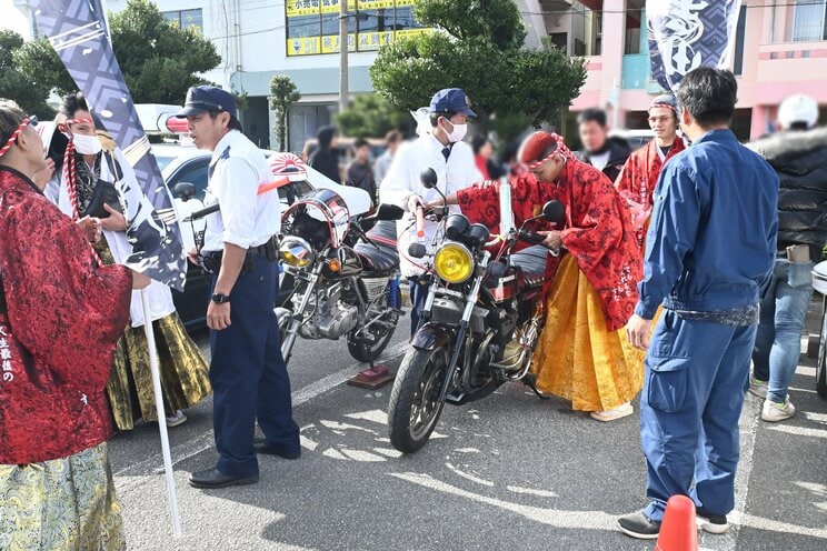 プリウスの屋根を切ったオープンカーで登場！“戦闘服”、リーゼント、警察がすぐに駆けつけて「秒で捕まった」沖縄・二十歳式典2025「でも以前のようなドヤンキーはいなくなった」_22