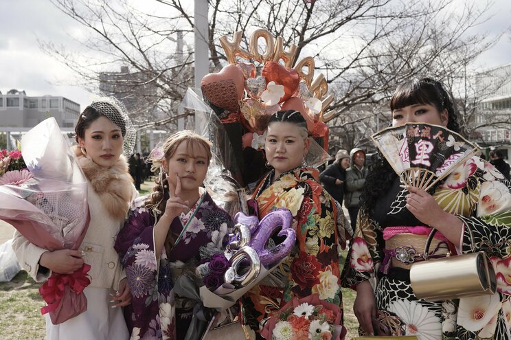 小中の幼馴染で記念撮影　北九州市二十歳の記念式典にて　写真／篠原祐介