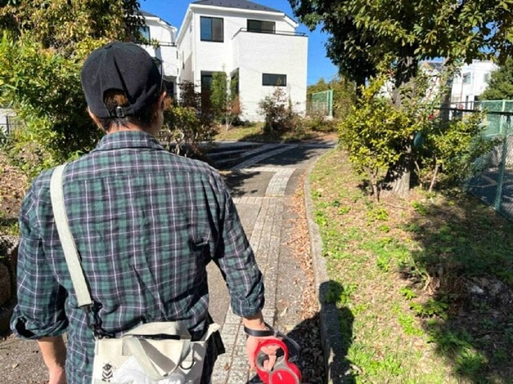 子どもらが遊ばなくなった、やや寂れた雰囲気のある公園だが、散歩の人々は頻繁に訪れるようだ