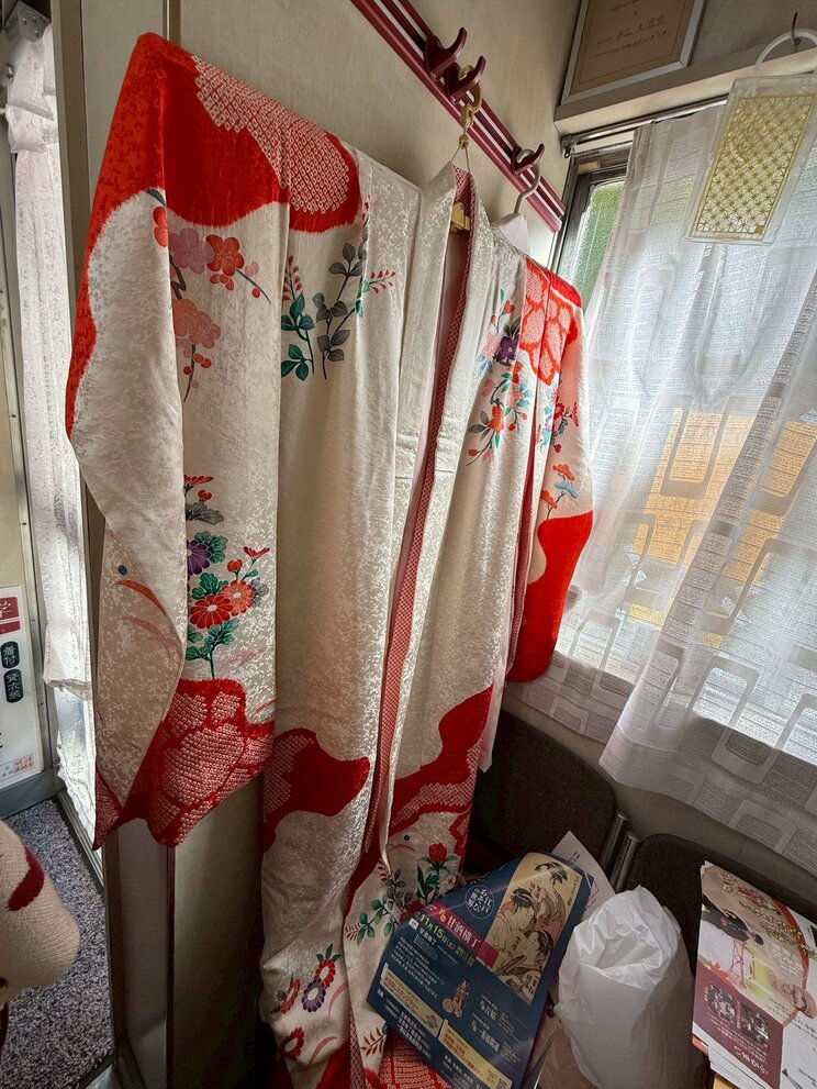 着付けまで行なえる店とあって、店内には着物も。これは年季の入ったものだという（写真／集英社オンライン）