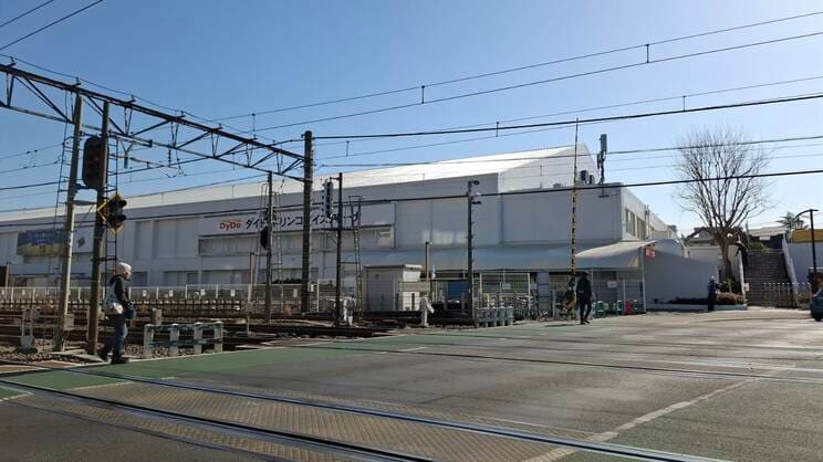 東伏見駅前の踏切（撮影／集英社オンライン）