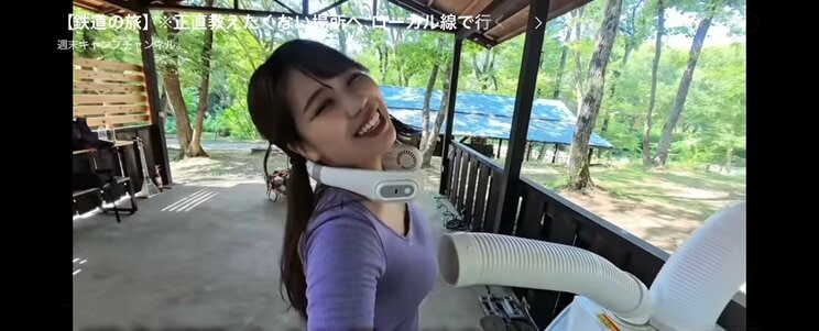 キャンプ場のスポットクーラーの風にあたるりかさん（本人YouTubeチャンネルより）