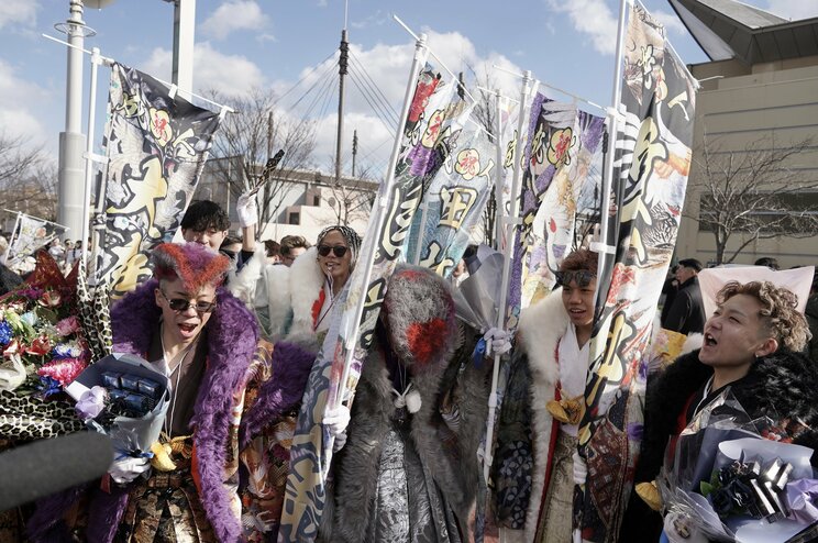 『月曜から夜ふかし』（日本テレビ系列）の取材にテンションが上がる若者たち　北九州市二十歳の記念式典にて　写真／篠原祐介