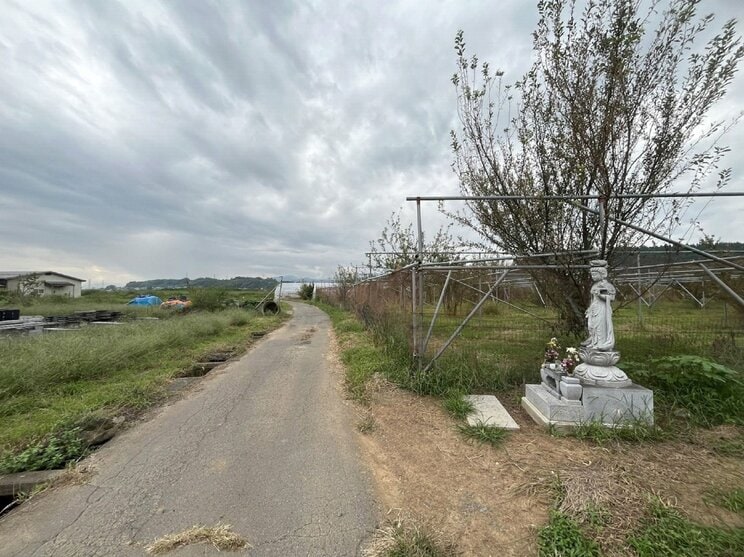 被告の両親が建てた観音像は事件現場の方向を見守っている（写真／筆者撮影）