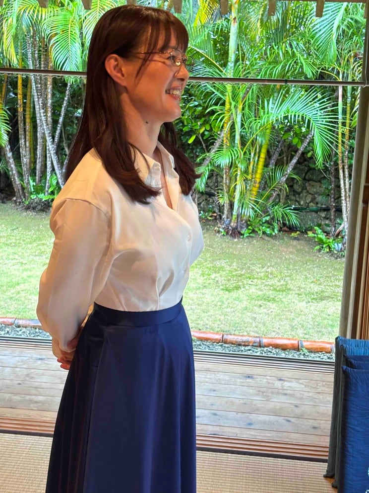 「謎の女教師風」の衣装を着る竹中さん