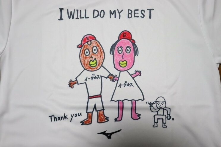 前田が会見で配布した自作のTシャツに描かれていたイラスト