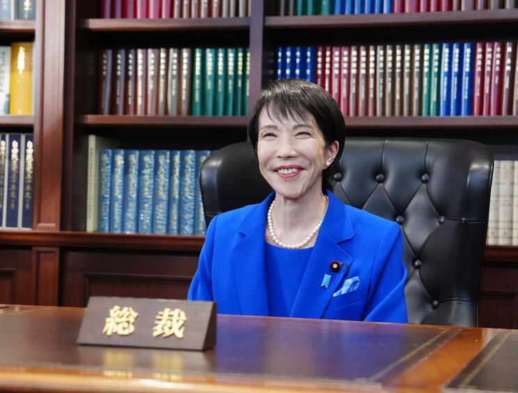 自民党総裁の椅子に座る高市新総裁（写真／共同通信社）