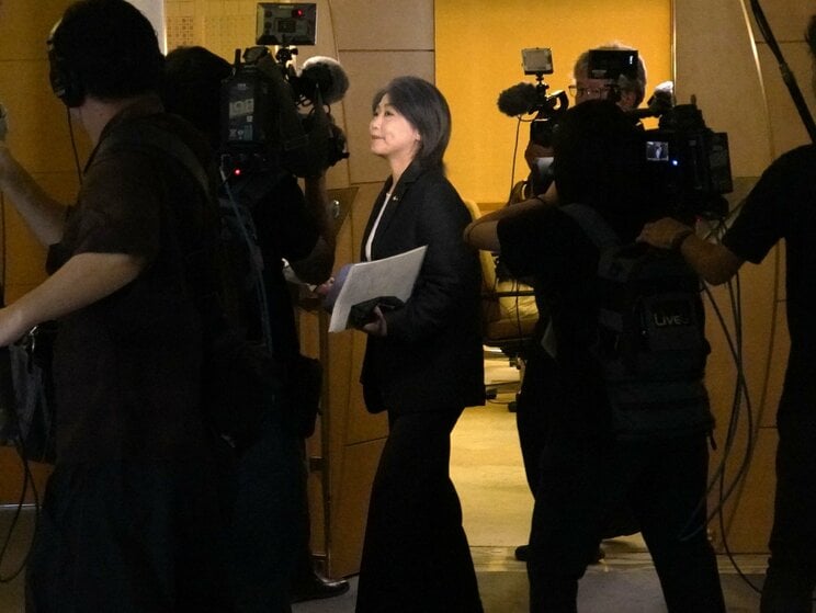 8月29日、会見を一方的に打ち切り部屋を出た田久保眞紀市長（撮影／集英社オンライン）