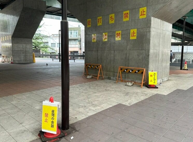 夜間の会話や球技など、禁止事項の掲示が大量に…