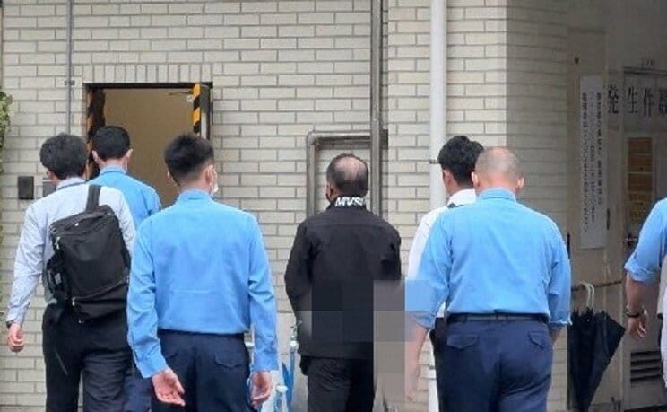 移送される難波容疑者（撮影/集英社オンライン）