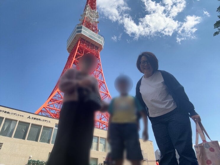 ５回目の結婚を果たした原口さん。東京タワーの前で家族と記念撮影