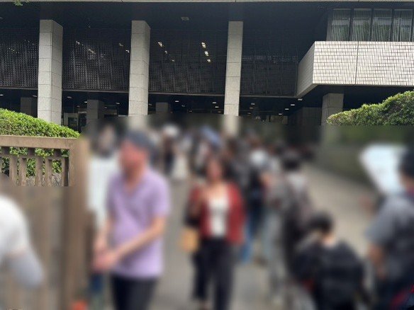 傍聴券を求め並ぶ人々（撮影／集英社オンライン）