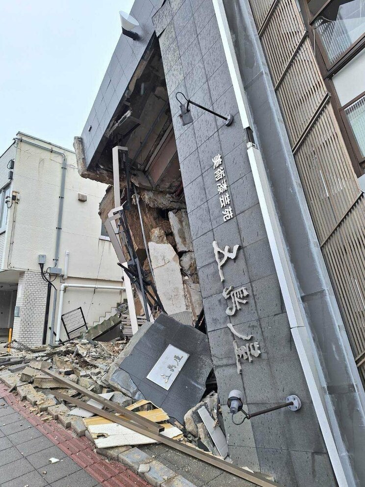 「離れろっ！」余震のなか響く消防隊員の叫び…焼け野原となった町、倒壊した建物、塞がれた道…能登半島地震の爪痕〈迫る“発生から72時間”と決死の救助活動〉_9