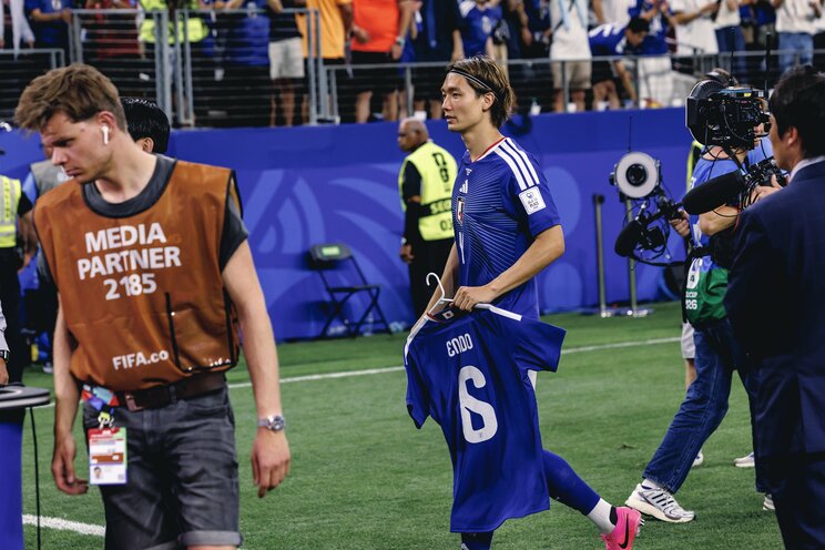 試合後も遠藤航のユニフォームと共にピッチを歩く新キャプテンの板倉滉（写真／JMPA）
