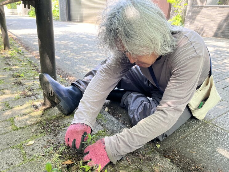 草取りをする佐野さん