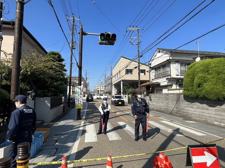 〈埼玉・郵便局拳銃立てこもり〉逮捕された86歳男は刺青と傷跡を見せ、「これ刺されたんだよね〜」と不良アピール。15年前に同居女性がいなくなり粗暴に…アパート火災は計画的犯行か!?_7