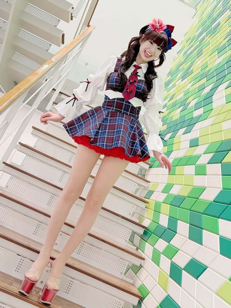 異次元のスタイルで若い世代からも注目を集めているさゆり（写真／本人SNSより）
