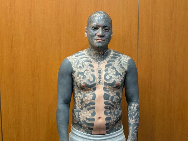 全身の桜吹雪は高校時代に入れた和彫り。退学させられることはなかったそう