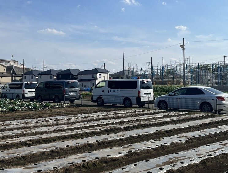自宅付近には警察車両が複数停まっていた（撮影／集英社オンライン）