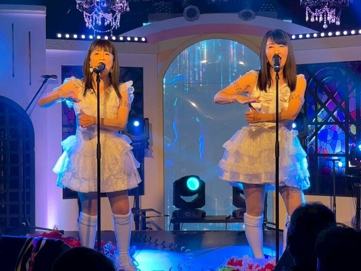 キャンディーズ『年下の男の子』を披露（写真／集英社オンライン）