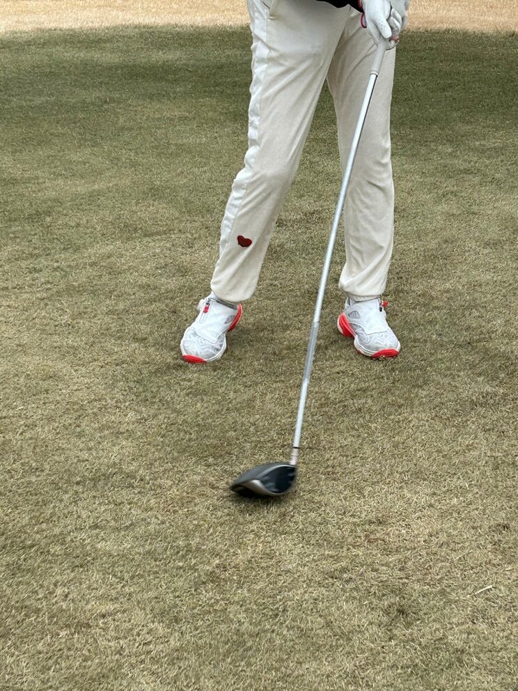 素振り中。三菱ケミカル社との共同開発で誕生した新「REAX™」シャフト。硬めのAのしなり具合がよかった