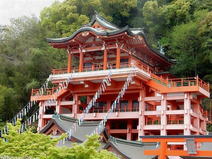自然の中にそびえる神社（広島県福山市・草戸稲荷神社）
