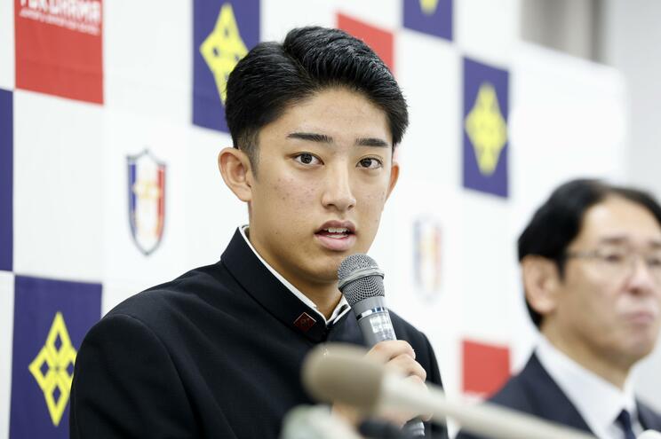 記者会見で「米球界志望」を明かした織田翔希（横浜）（写真／共同通信社）