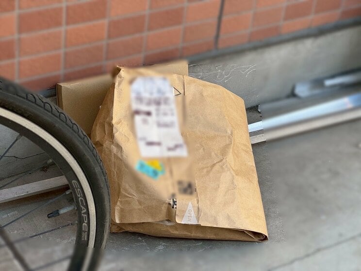 マンションの前に置かれていた郵送物