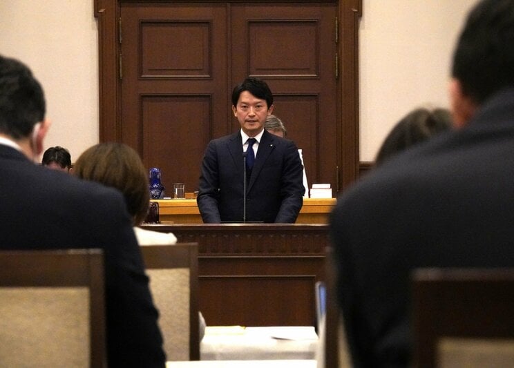 2月18日、兵庫県議会本会議で議案説明をする斎藤元彦知事（撮影／集英社オンライン）