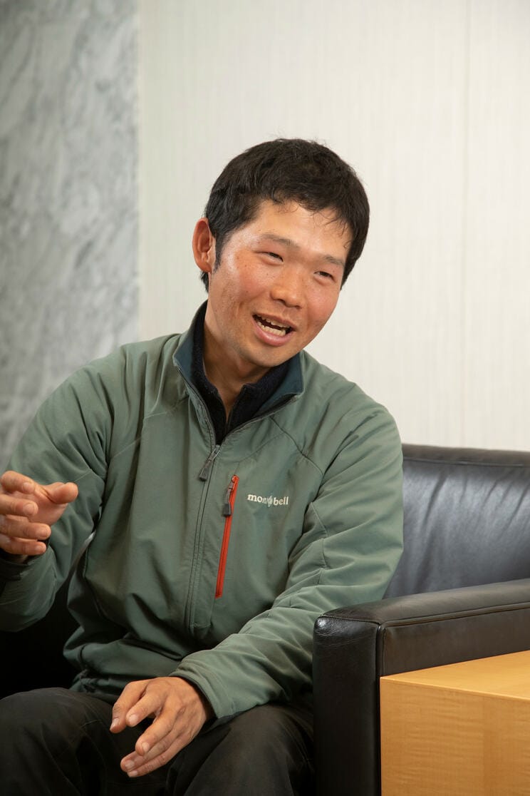 高田晃太郎（たかだ・こうたろう）
1989年京都府生まれ。北海道大学文学部卒業。北海道新聞、十勝毎日新聞の記者をへて、旅の日々へ。イラン、トルコ、モロッコをロバと一緒に歩く旅を綴った『ロバのスーコと旅をする』が大きな話題に。同作で第9回斎藤茂太賞選考委員特別賞を受賞。帰国後にロバと日本列島を横断した『ロバのクサツネと歩く日本』を刊行。北海道で「ロバ塩」を作り、千葉県まで太平洋沿岸を行商した旅を終えたばかり。神保町へはバスで。