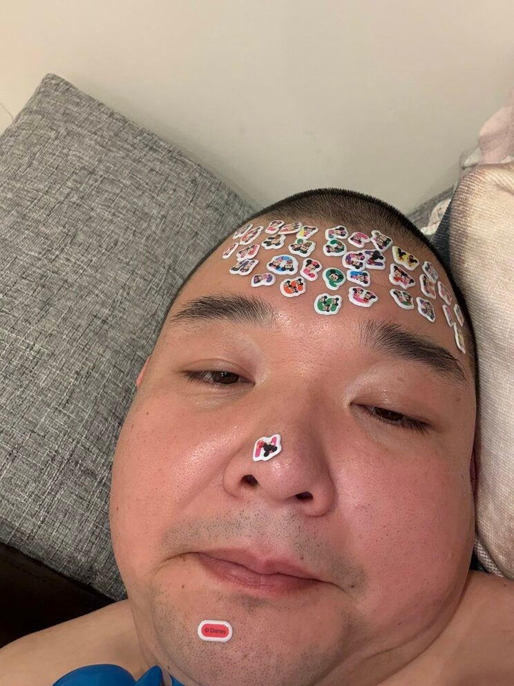 お子さんにシールを貼られた内山さん（本人Xより）