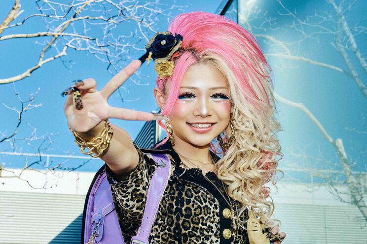 家族全員が芸能活動を大応援。ゆなちの撮影中、お父さんは車の中で待機したり、フルーツやお菓子の差し入れを持ってきてくれるという