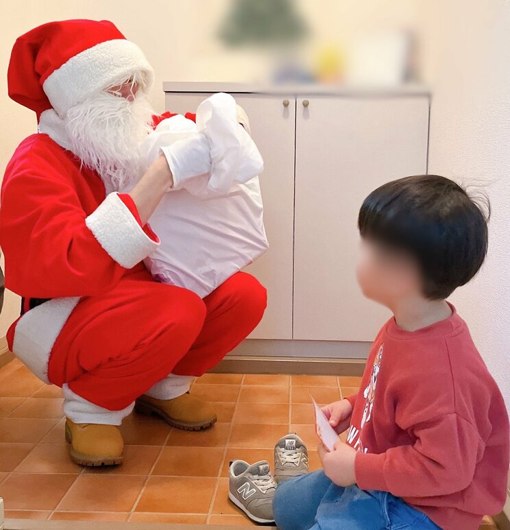 クリスマスプレゼントを届けている様子（写真提供／ブックサンタ）