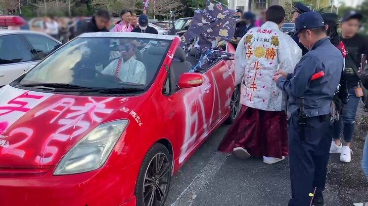 プリウスの屋根を切ったオープンカーで登場！“戦闘服”、リーゼント、警察がすぐに駆けつけて「秒で捕まった」沖縄・二十歳式典2025「でも以前のようなドヤンキーはいなくなった」_23