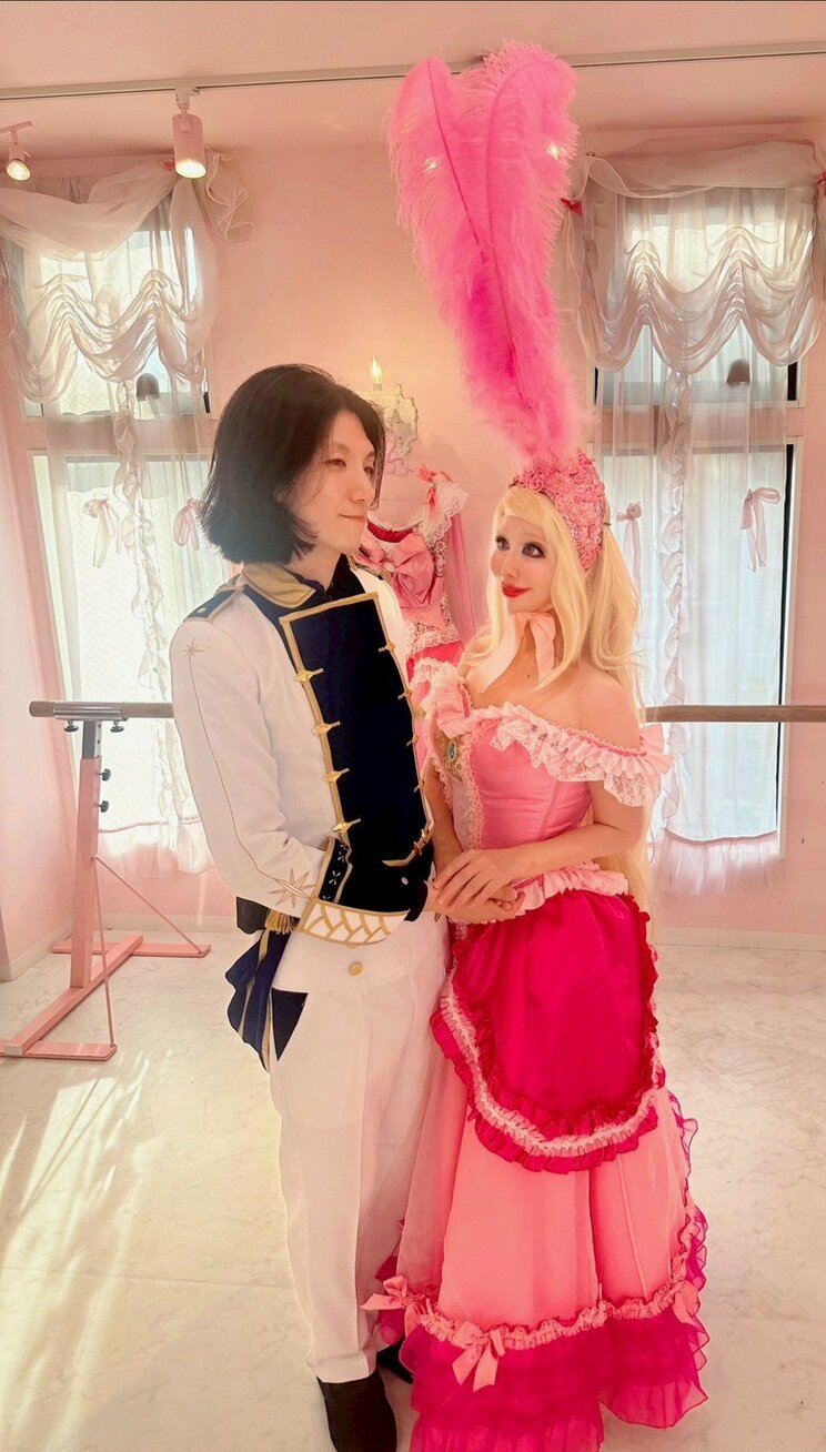王子とツーショット、橋本サリーさん（写真／橋本サリー提供）