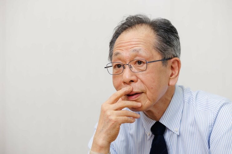 飯嶋 和一 （いいじま・かずいち）
1952年山形県生まれ。83年、「プロミスト・ランド」で第40回小説現代新人賞、88年、『汝ふたたび故郷へ帰れず』で第25回文藝賞を受賞する。2000年、『始祖鳥記』で第6回中山義秀文学賞、08年、『出星前夜』で第35回大佛次郎賞、15年、『狗賓童子の島』で第19回司馬遼太郎賞、18年、『星夜航行』で第12回舟橋聖一文学賞を受賞。他の著書に、『神無き月十番目の夜』『黄金旅風』『南海王国記』など