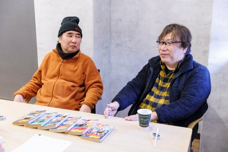 【プロフィール】
(写真右)真倉翔 ( まくらしょう )
1964年生まれ。愛知県出身。漫画家、漫画原作者。主な作品に『天外君の華麗なる悩み』、『地獄先生ぬ~べ~』シリーズ、『ツリッキーズピン太郎』、『霊媒師いずな』シリーズなど。
(写真左)岡野剛 ( おかのたけし )
1967年生まれ。千葉県出身。漫画家。主な作品に『地獄先生ぬ~べ~』シリーズ、『ツリッキーズピン太郎』、『霊媒師いずな』シリーズ、『未確認少年ゲドー』など。
現在、「最強ジャンプ」にて、『地獄先生ぬ~べ~怪』連載中!
「少年ジャンプ+」連載作、『地獄先生ぬ~べ~PLUS』コミックス全1巻、2025年7月4日(金)発売!