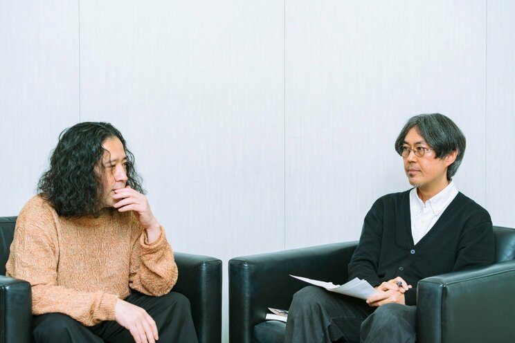 アラフィフ独身で作風もどこか共通するものがある作家・又吉直樹（左）と漫画家・中川学