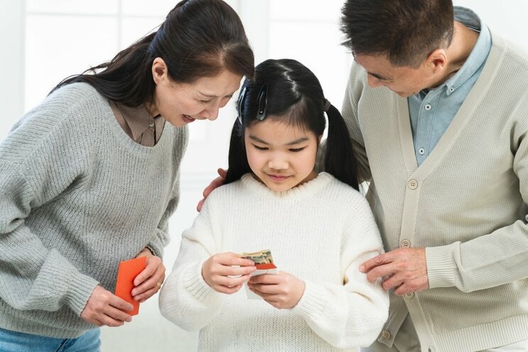 お年玉をもらう子ども（画像はイメージです/Shutterstock、以下同）