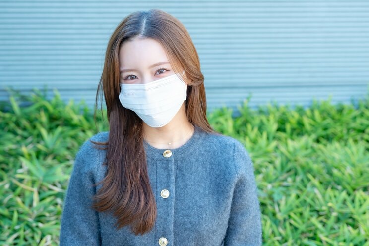 マスク姿の新山さんに「ななにー 地下ABEMA」のスタジオは「石原さとみに似てる！」などと絶賛の声が上がった