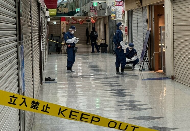 捜査する捜査員（写真／読者提供）