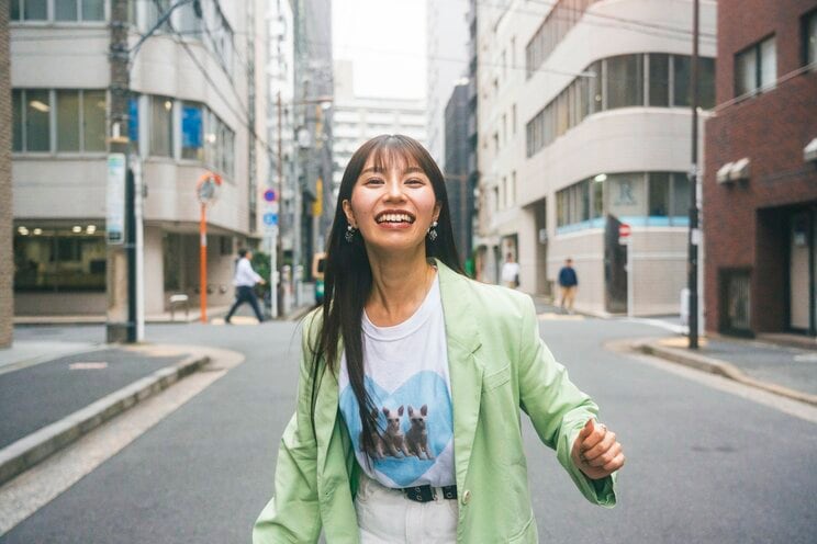メディア露出急上昇中の芸人・りなぴっぴ、3度の飯よりタバコ好き⁉︎ 好きなタイプは「人だと思える方」…沼る人続出の個性的な魅力に迫る_6