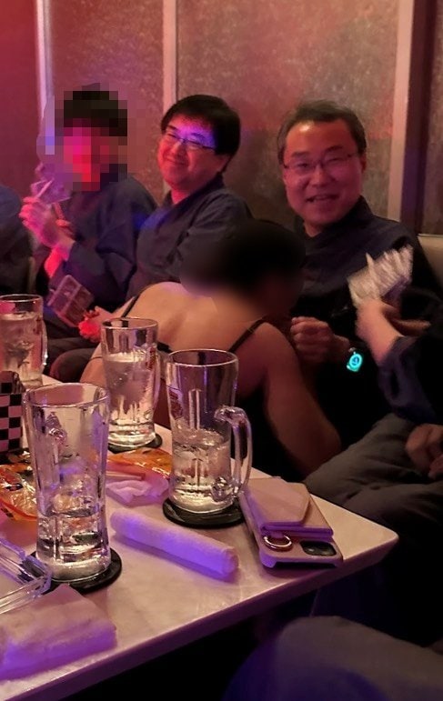 飲食店で接待を受ける吉崎被告と佐藤被告、接待する引地被告（関係者提供）